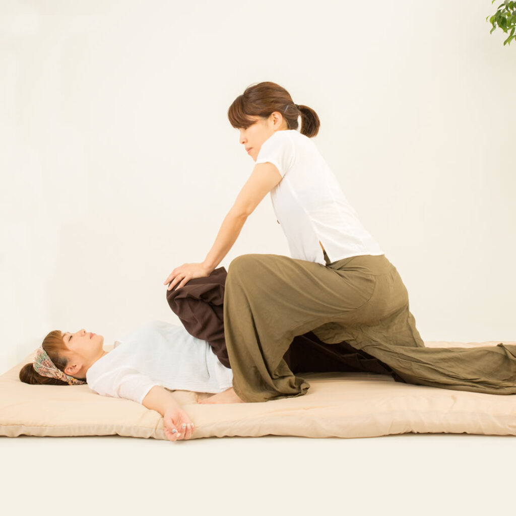 タイ古式マッサージを受けている女性-1024x1024